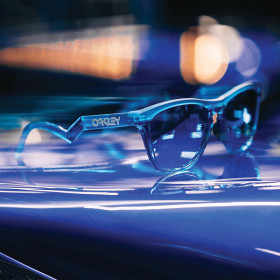 Lunettes de soleil OAKLEY Frogskins™ Hybrid Fabio Quartararo Signature Series Matte Acid Blue - verres Prizm Sapphire